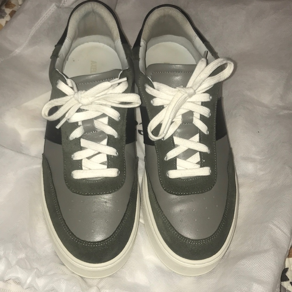 Axel Arigato designer leather low top sneaker size 10 color is dark green